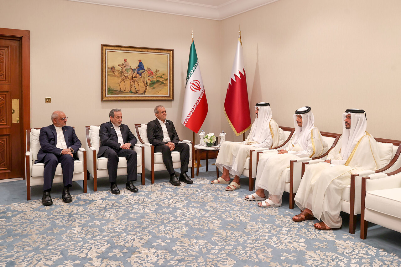 دیدار پزشکیان با امیر قطر در دوحه/ عراقچی کنار رئیس جمهور نشست+ عکس