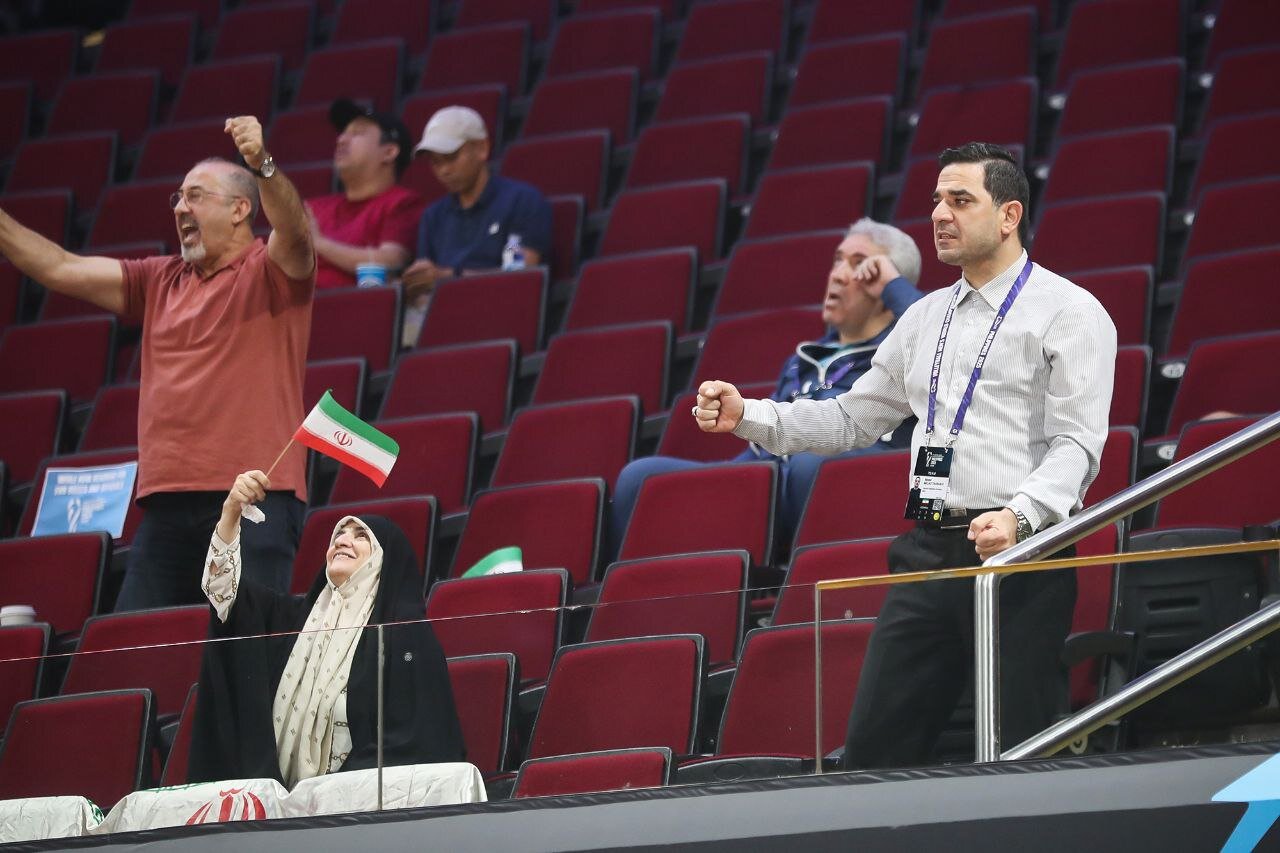 عکس | استرس و هیجان به سبک رئیس در بازی والیبال