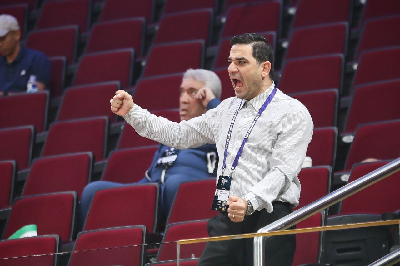 عکس | استرس و هیجان به سبک رئیس در بازی والیبال