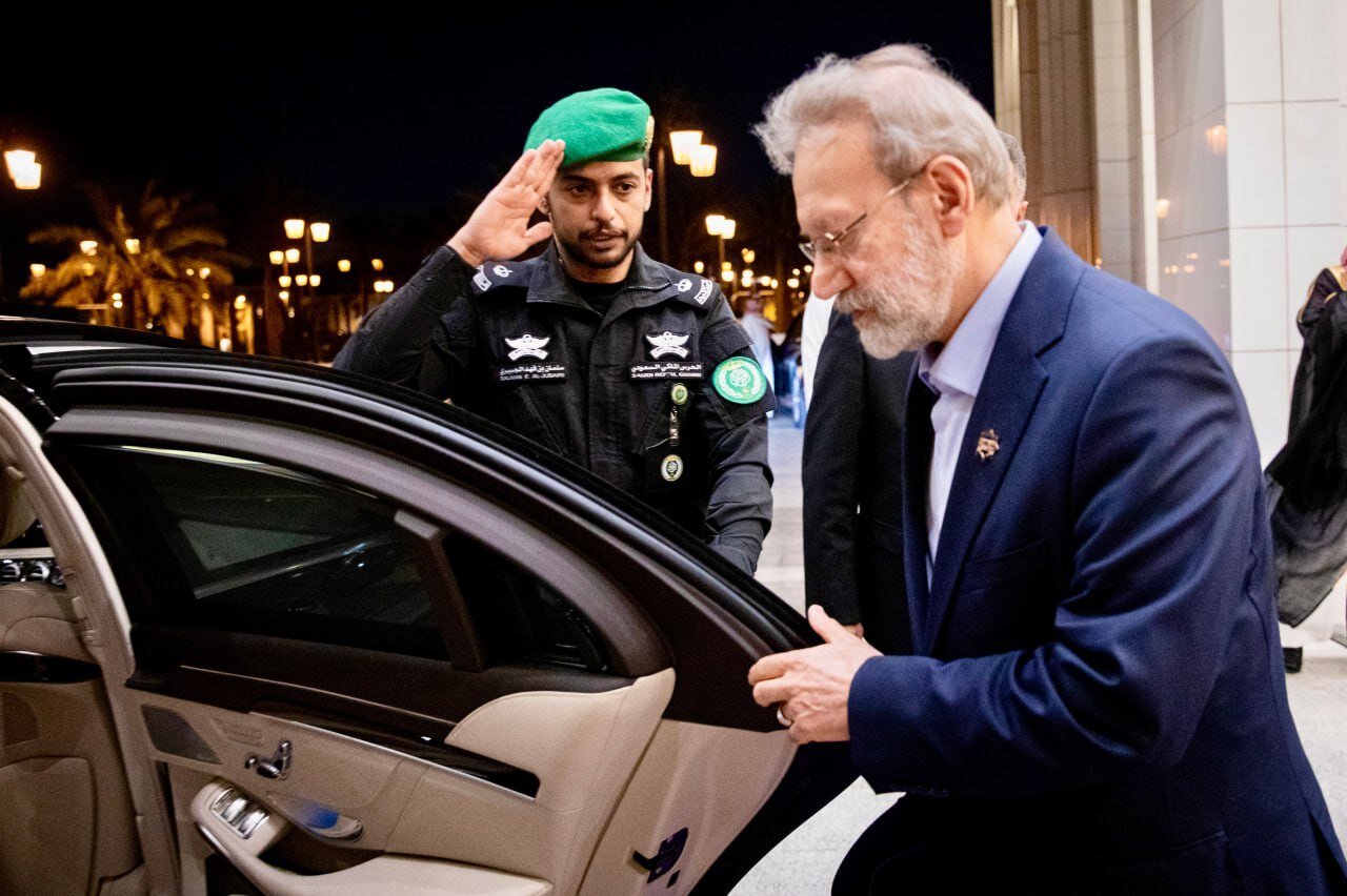 تصاویر تاریخی از دیدارهای لاریجانی با مقامات سعودی/ سلام نظامی مامور سعودی، دست بر سینه خالد بن سلمان و تیپ خاص لاریجانی + عکس