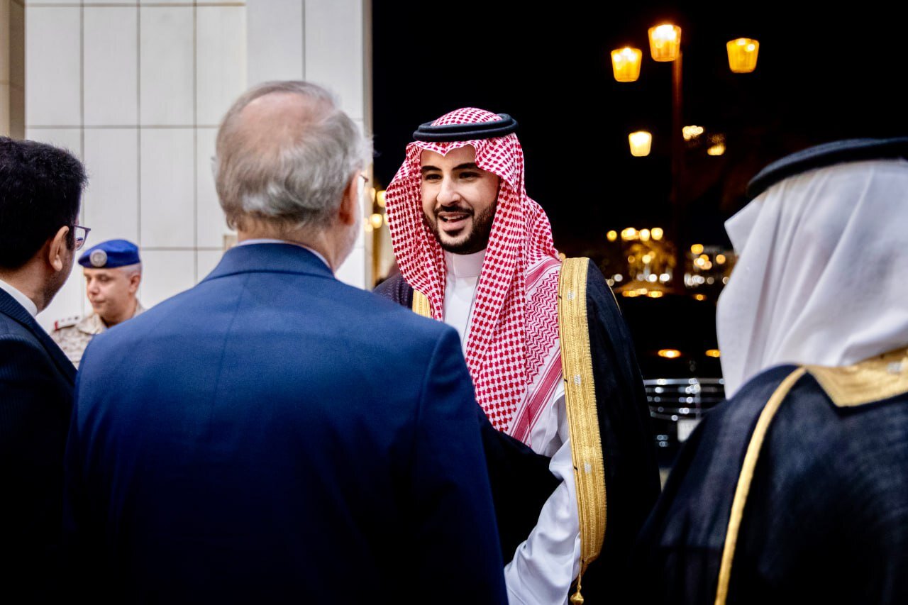 تصاویر تاریخی از دیدارهای لاریجانی با مقامات سعودی/ سلام نظامی مامور سعودی، دست بر سینه خالد بن سلمان و تیپ خاص لاریجانی + عکس