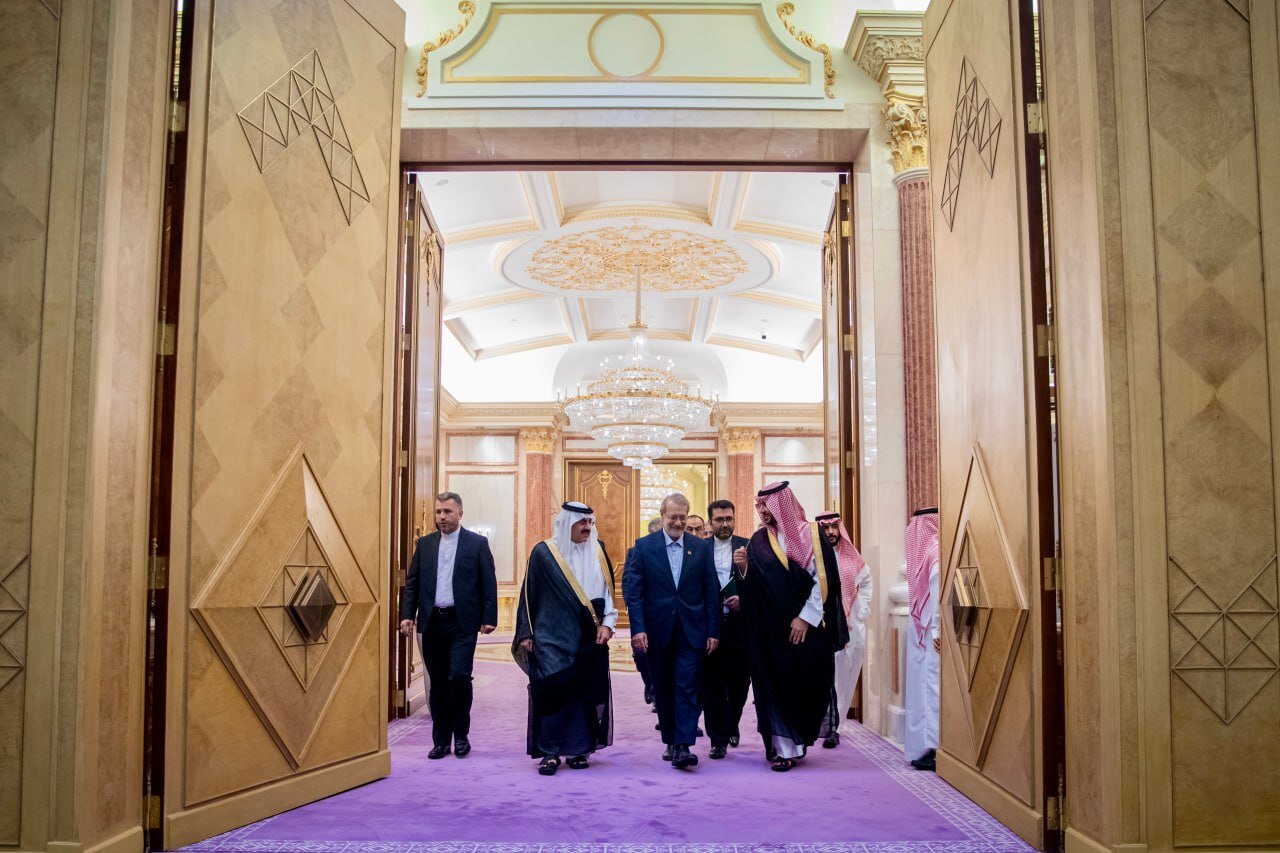 تصاویر تاریخی از دیدارهای لاریجانی با مقامات سعودی/ سلام نظامی مامور سعودی، دست بر سینه خالد بن سلمان و تیپ خاص لاریجانی + عکس