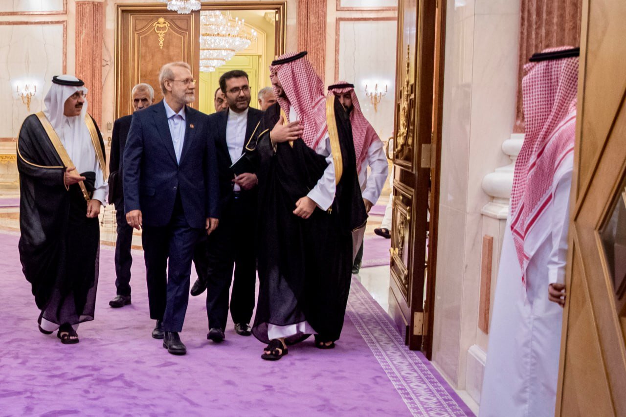 تصاویر تاریخی از دیدارهای لاریجانی با مقامات سعودی/ سلام نظامی مامور سعودی، دست بر سینه خالد بن سلمان و تیپ خاص لاریجانی + عکس