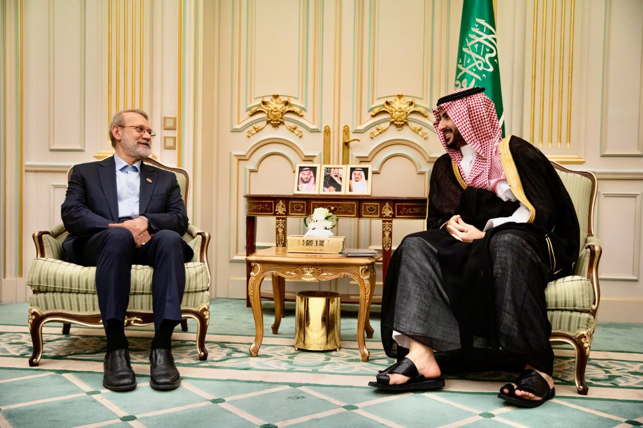 تصاویر تاریخی از دیدارهای لاریجانی با مقامات سعودی/ سلام نظامی مامور سعودی، دست بر سینه خالد بن سلمان و تیپ خاص لاریجانی + عکس