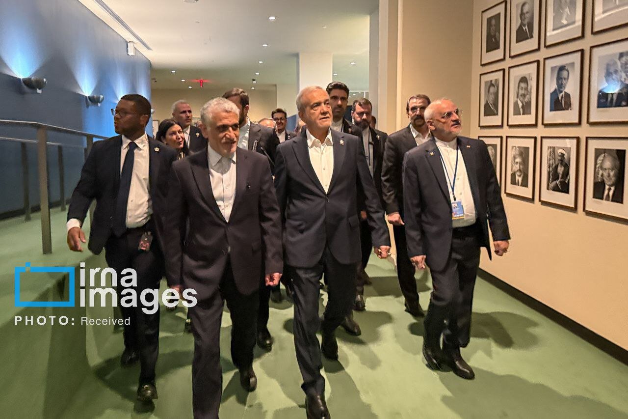 تصاویر ویژه از ورود پزشکیان به سازمان ملل؛ از تماشای تصاویر سیاستمداران بر دیوار تا همراهی غریب آبادی و سنایی + عکس