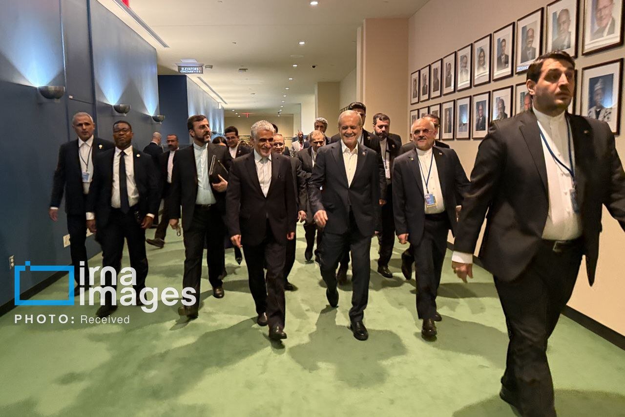 تصاویر ویژه از ورود پزشکیان به سازمان ملل؛ از تماشای تصاویر سیاستمداران بر دیوار تا همراهی غریب آبادی و سنایی + عکس