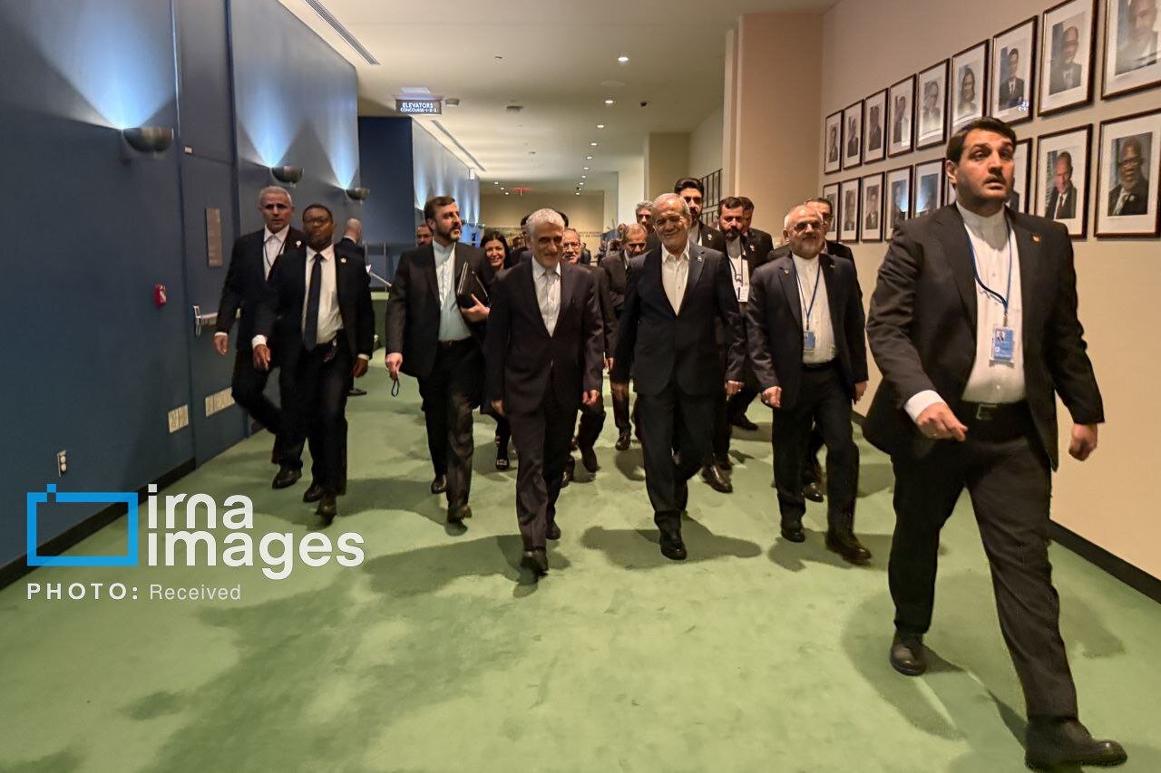 تصاویر ویژه از ورود پزشکیان به سازمان ملل؛ از تماشای تصاویر سیاستمداران بر دیوار تا همراهی غریب آبادی و سنایی + عکس