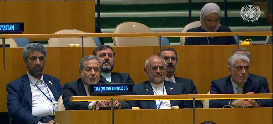 هیات همراه پزشکیان در هنگام سخنرانی رییس جمهور/ از دقت حاجی‌میرزایی و غریب آبادی و سنایی تا فرمت خاص دست‌های عراقچی + تصویر