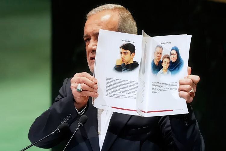 تصاویر تازه پزشکیان در هنگام سخنرانی در سازمان ملل/ از عینک رئیس جمهور برای خواندن متن تا کتاب کشته های اسرائیل در دست + عکس