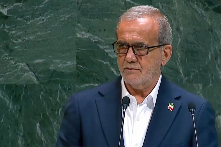 تصاویر تازه پزشکیان در هنگام سخنرانی در سازمان ملل/ از عینک رئیس جمهور برای خواندن متن تا کتاب کشته های اسرائیل در دست + عکس