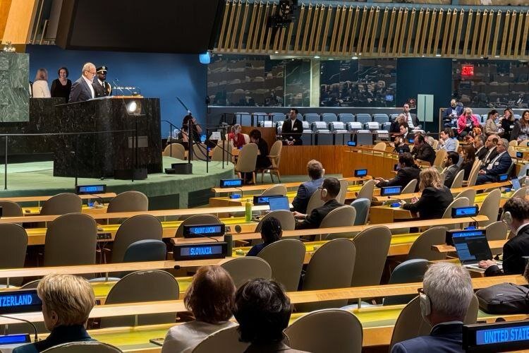 تصاویر تازه پزشکیان در هنگام سخنرانی در سازمان ملل/ از عینک رئیس جمهور برای خواندن متن تا کتاب کشته های اسرائیل در دست + عکس