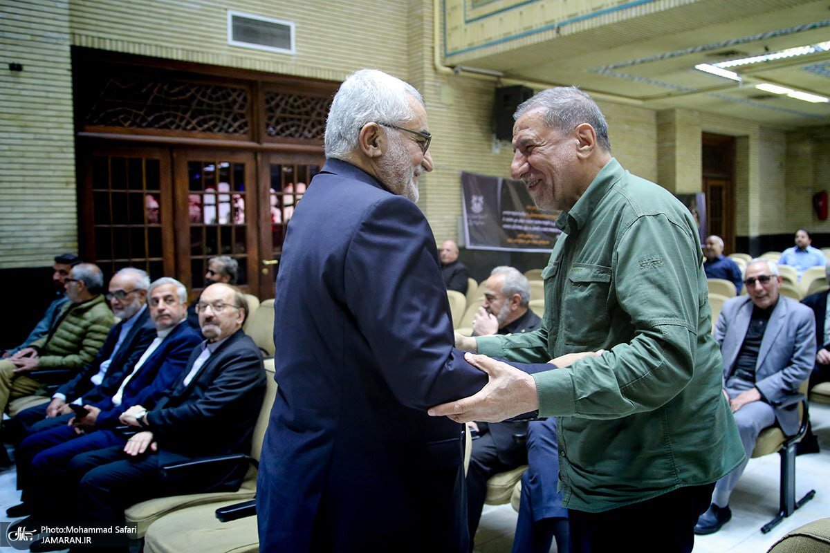 حضور کمال خرازی و مخبر و طائب و استقبال حدادعادل از سیدحسن خمینی +گزارش تصویری از مراسم ختم مادر شهید حدادعادل