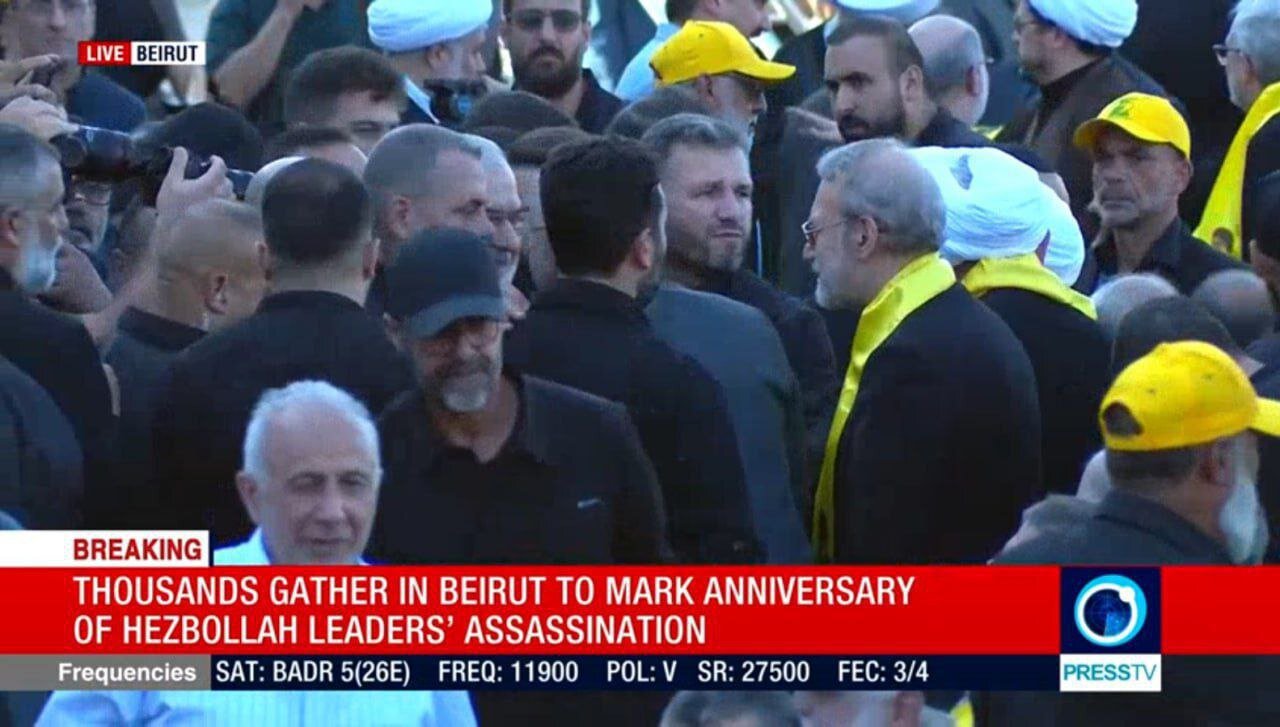 شال نمادین از پرچم حزب الله لبنان بر گردن لاریجانی در مراسم سالگرد شهادت سیدحسن مقاومت + تصاویر