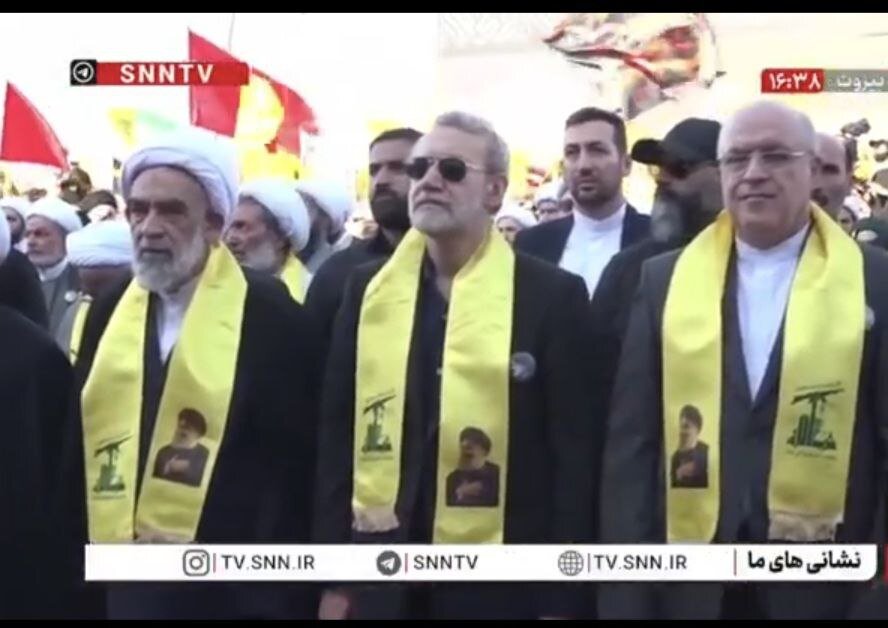 شال نمادین از پرچم حزب الله لبنان بر گردن لاریجانی در مراسم سالگرد شهادت سیدحسن مقاومت + تصاویر