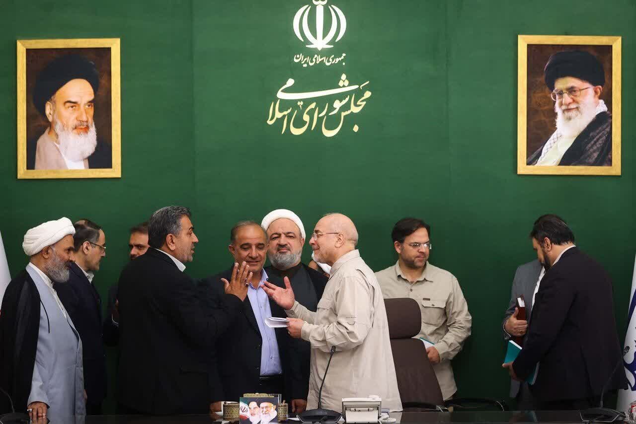 نگاه عجیب رسایی به قالیباف + عکس