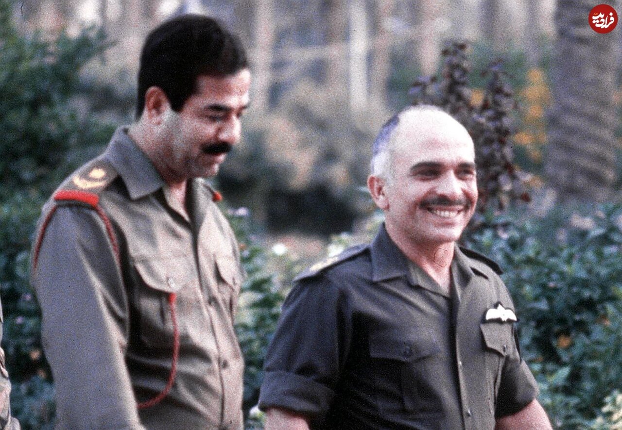عکس/ پادشاه اردن در حال قدم زدن با صدام؛ سال ۱۳۶۹