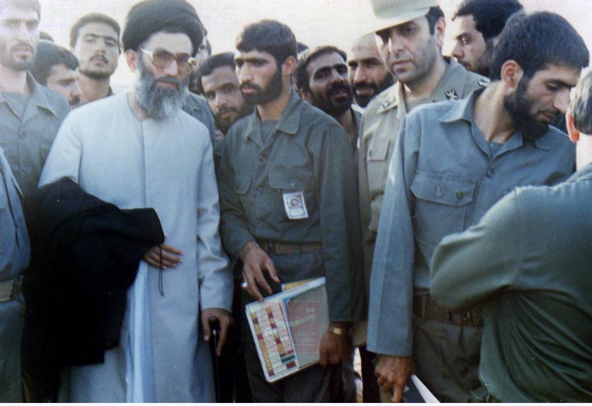 عکس/ آیت‌الله خامنه‌ای در جمع نیروهای صنعت موشکی سپاه، سال ۶۵
