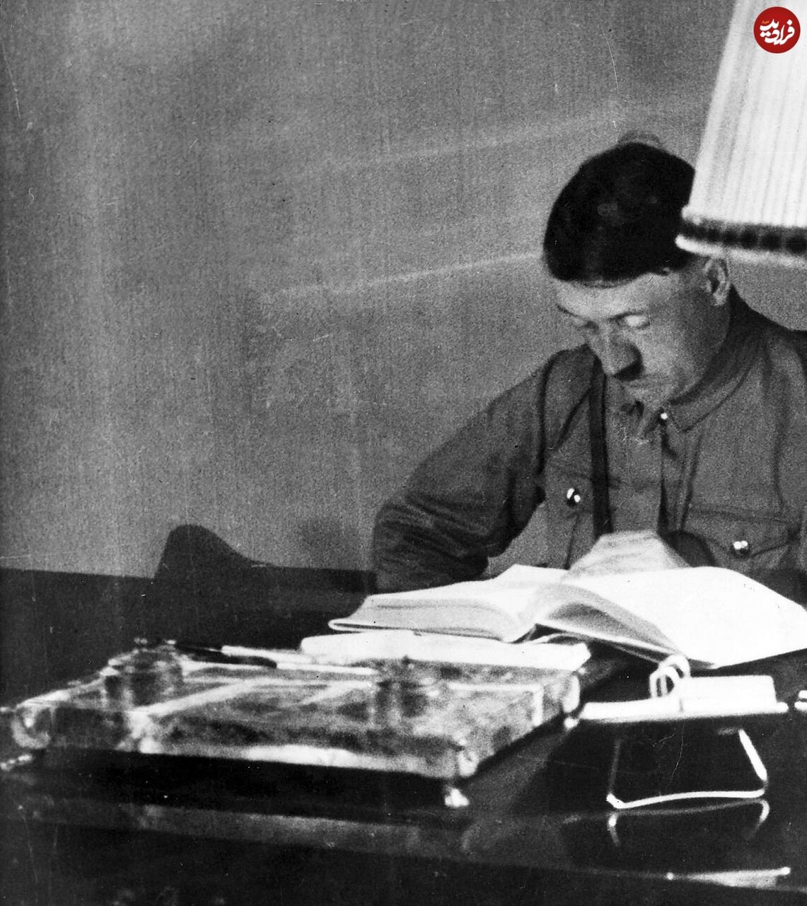 عکس/ هیتلر مشغول کتاب خواندن در خانهاش در مونیخ؛ سال ۱۳۱۴