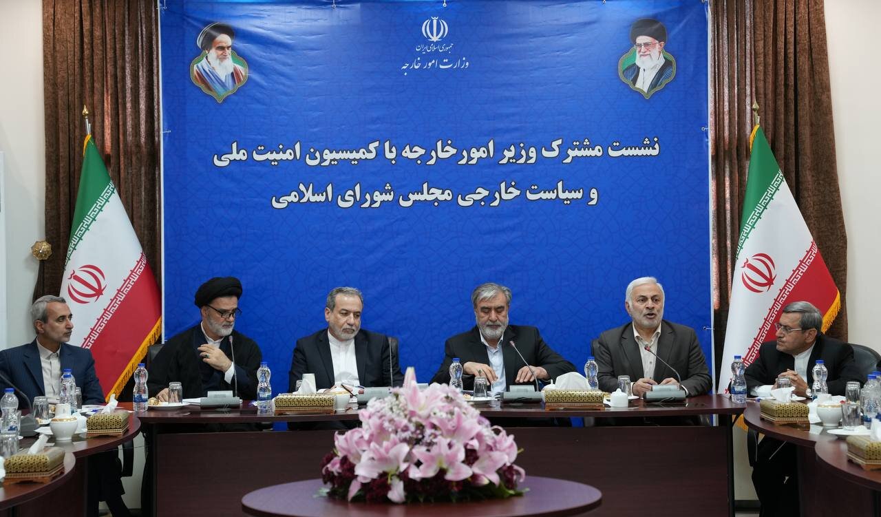 لبخند عراقچی در کمیسیون امنیت ملی مجلس/ کدام نماینده منتقد برجام کنار دست وزیر خارجه نشسته بود؟ + تصویر