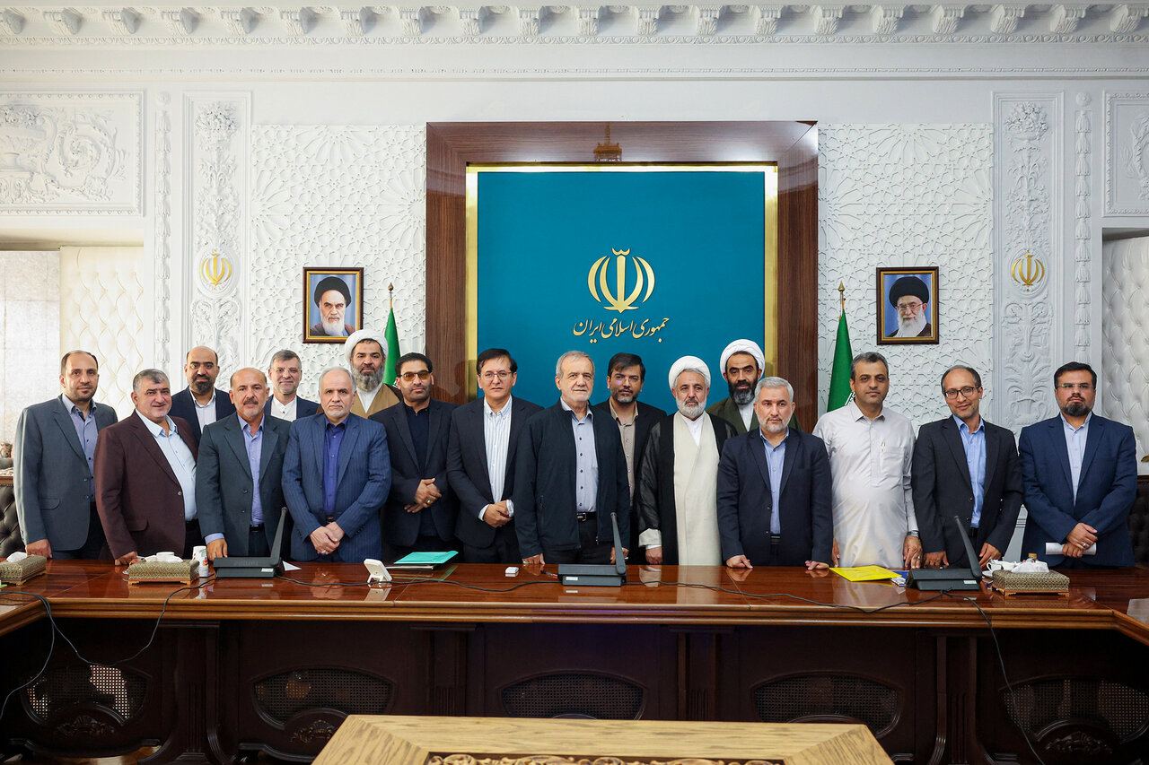 پزشکیان شانه به شانه ذوالنوری و نقدعلی/ حضور رییس دولت در کمیسیون قضایی مجلس+ عکس