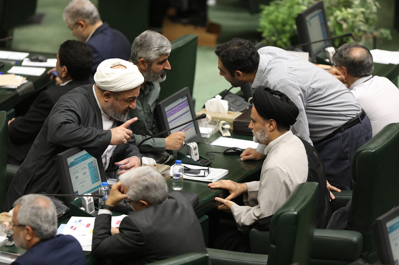 خانه کدام ملت؟/ هیاهو برای مشکلات مردم یا اولویت‌های نماینده؟/ جایگاه مطالبات مردم از تریبون نمایندگان کجاست؟