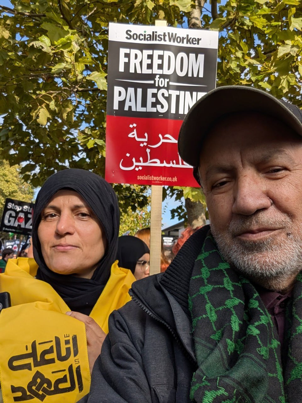 تصویری از عطاالله مهاجرانی و همسرش در یک راهپیمایی در لندن