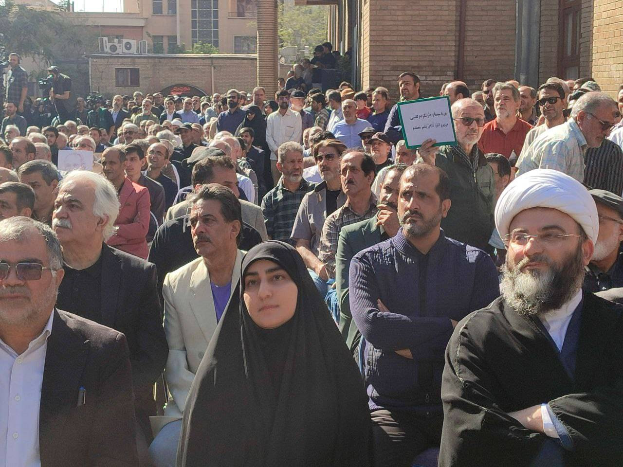 زینب سلیمانی در مراسم تشییع بازیگر معروف+تصاویر