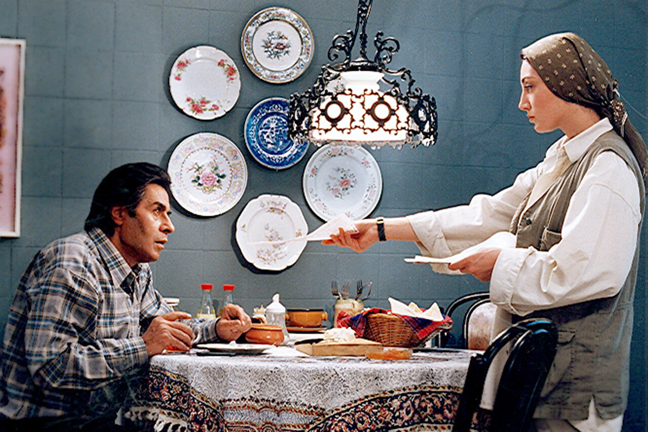 هدیه تهرانی، خسرو شکیبایی و ناصر تقوایی ۲۴ سال پیش در پشت صحنه «کاغذ بی‌خط»/ عکس‌