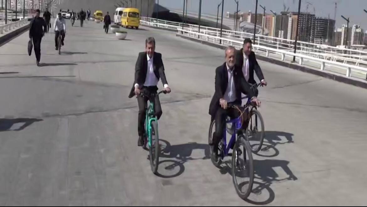 دوچرخه سواری مسعود پزشکیان در مسیر سلامت اصفهان