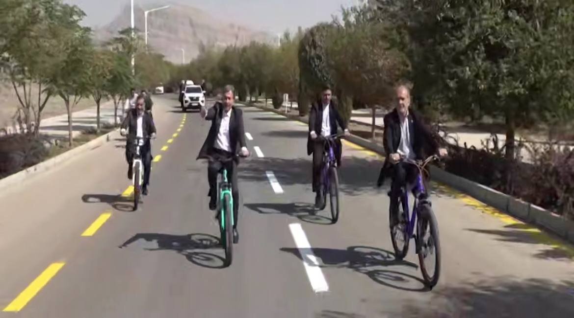 دوچرخه سواری مسعود پزشکیان در مسیر سلامت اصفهان