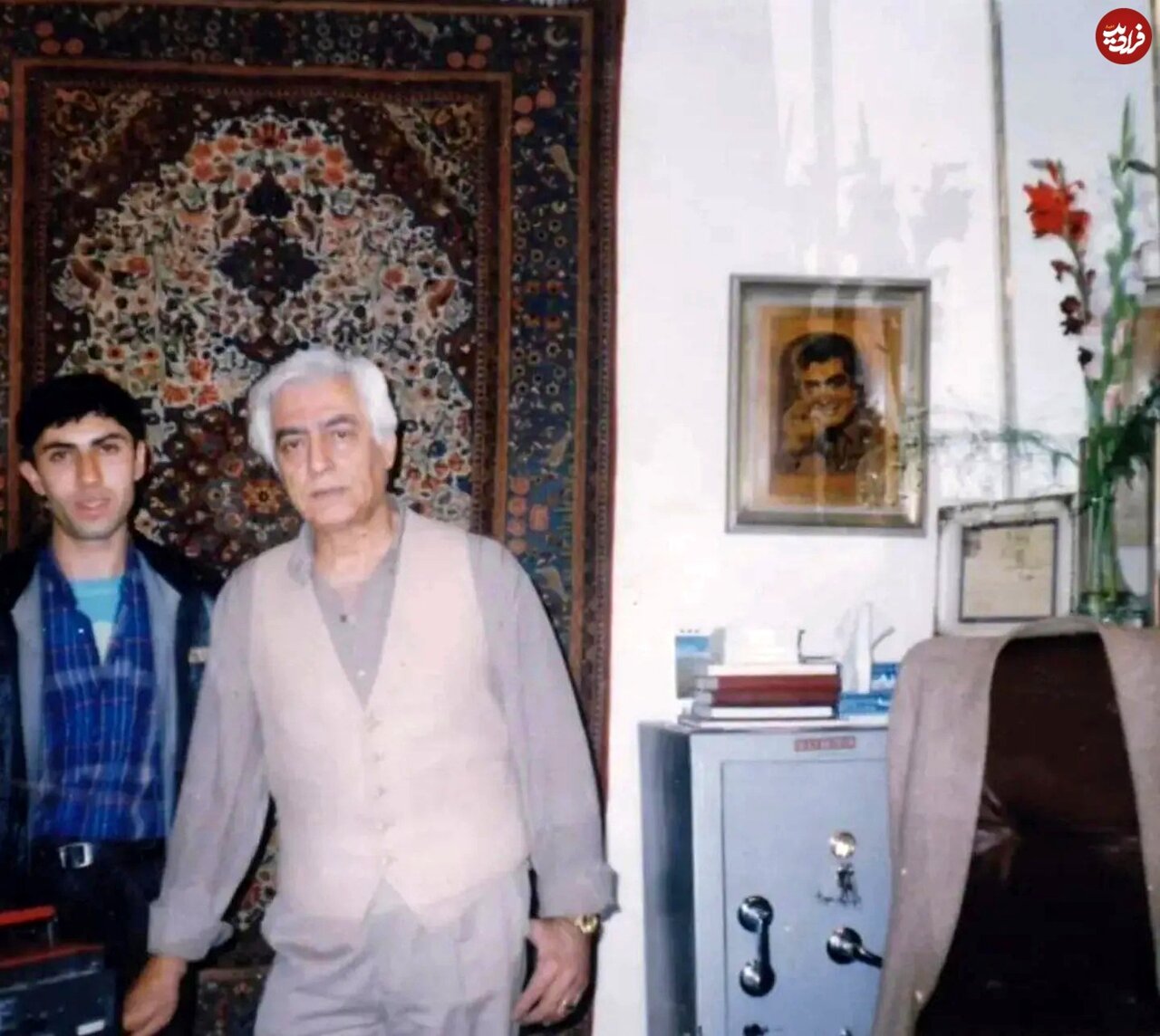 عکس/ فردین با موهای یک دست سفید در مغازه فرش‌فروشی خود، دهه ۷۰