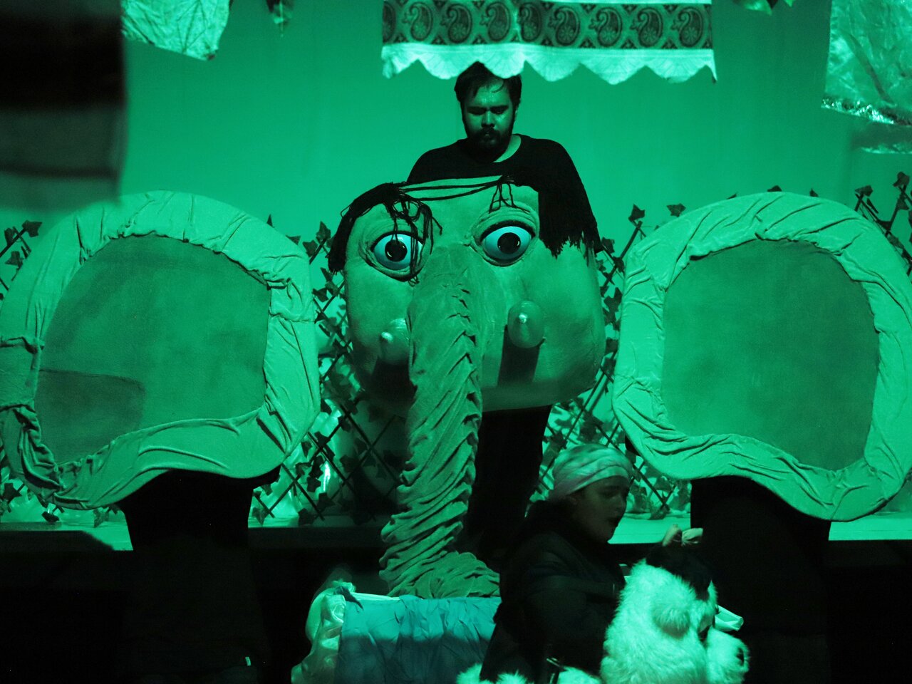 عقابی که با تلفن همراه کنترل می‌شود/ «برفک و تخت یخی»؛ اجرا با بهره‌گیری از عروسک‌های رباتی