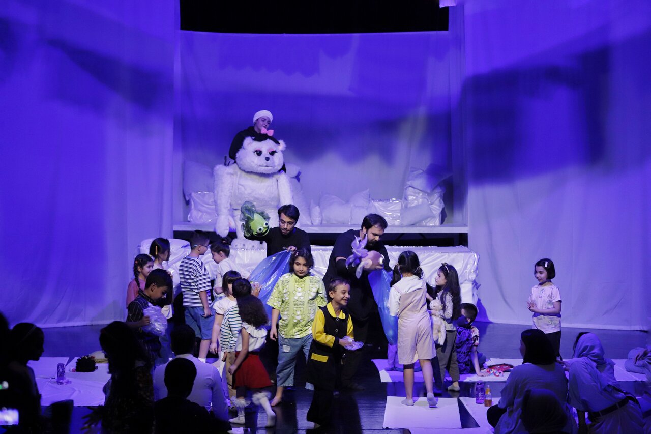 عقابی که با تلفن همراه کنترل می‌شود/ «برفک و تخت یخی»؛ اجرا با بهره‌گیری از عروسک‌های رباتی