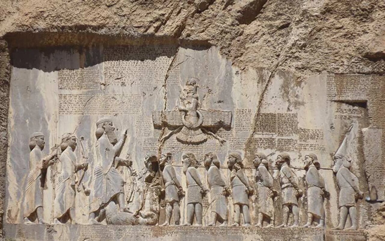 خاطرات ناصرالدینشاه: بیستون کار یک نفر فرهاد نیست، هزار سنگتراش قابل یقینا کار کرده است