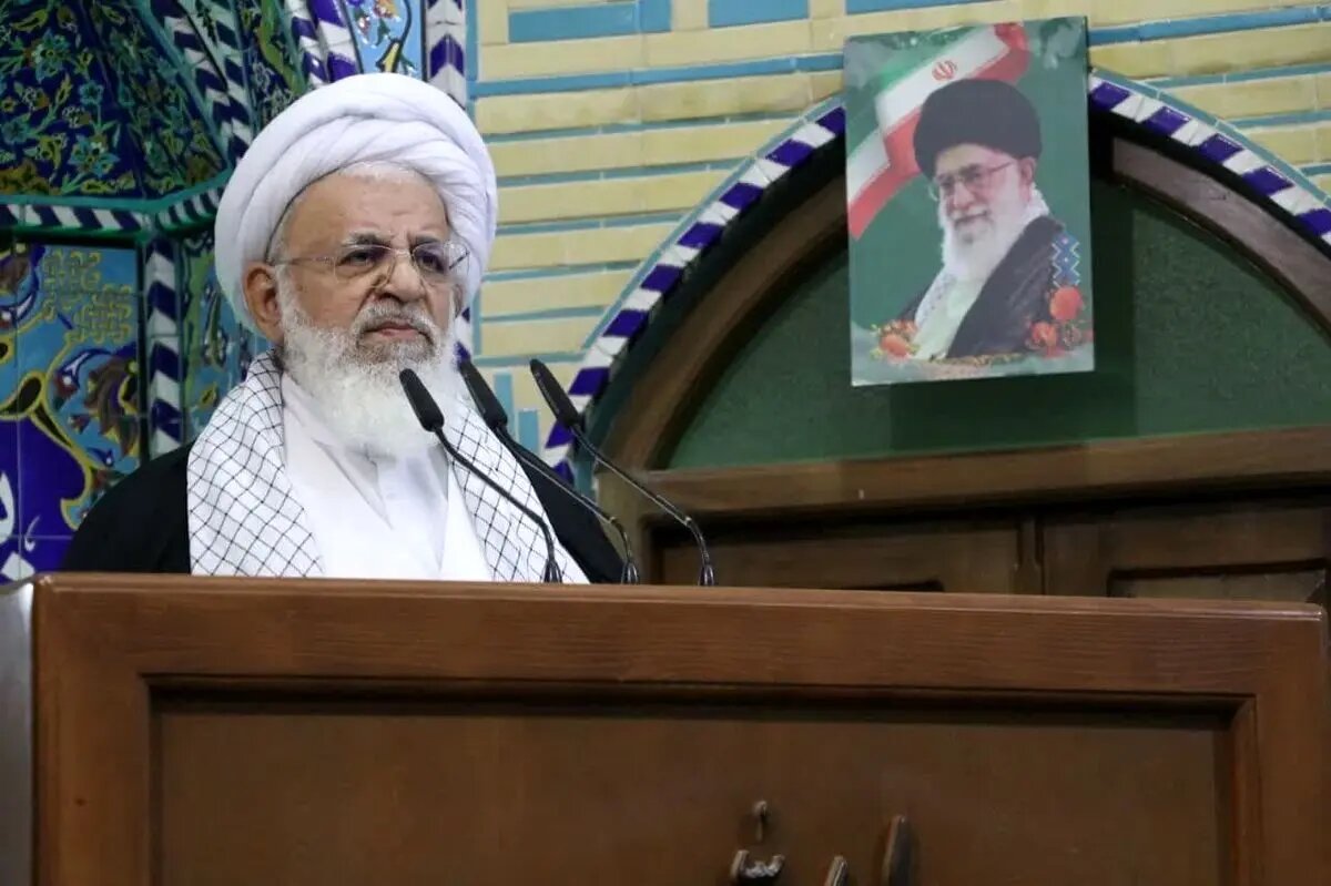 امام جمعه تبریز: اگر میخواهید شخصیتتان خرد نشود، راهی جز رعایت حجاب ندارید/ امام جمعه قزوین: ۷۰ درصد مردم آمریکا در مرز بحران اجتماعی هستند