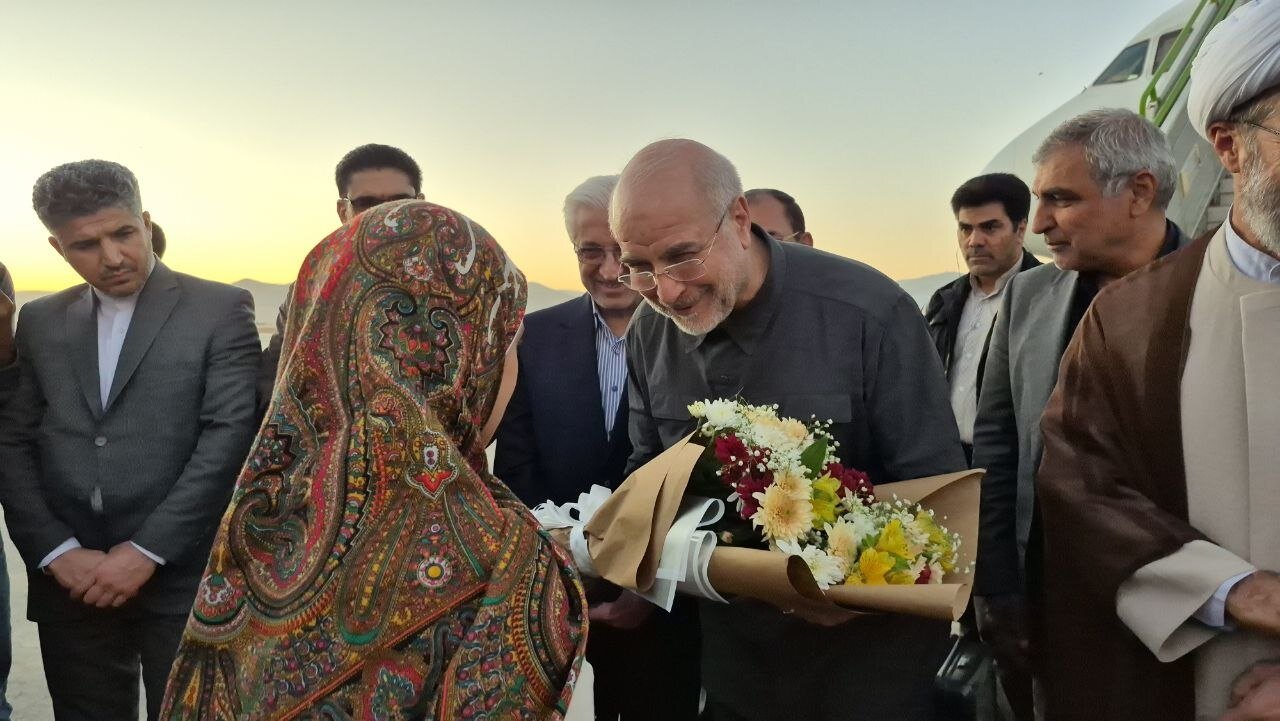 استقبال دختری با لباس سنتی از قالیباف در خراسان شمالی + تصویر