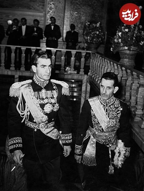 عکس/ محمدرضا پهلوی در حال ورود به مراسم عروسیاش در کاخ مرمر تهران؛ سال ۱۳۲۹