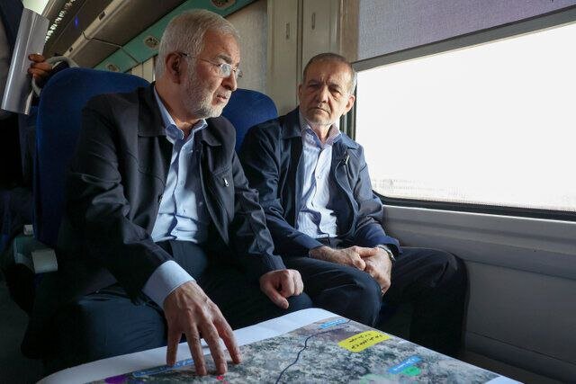 پزشکیان در قطار راه آهن شرق استان تهران/ کدام وزرا در بازدید میدانی همراه رییس دولت بودند + تصویر