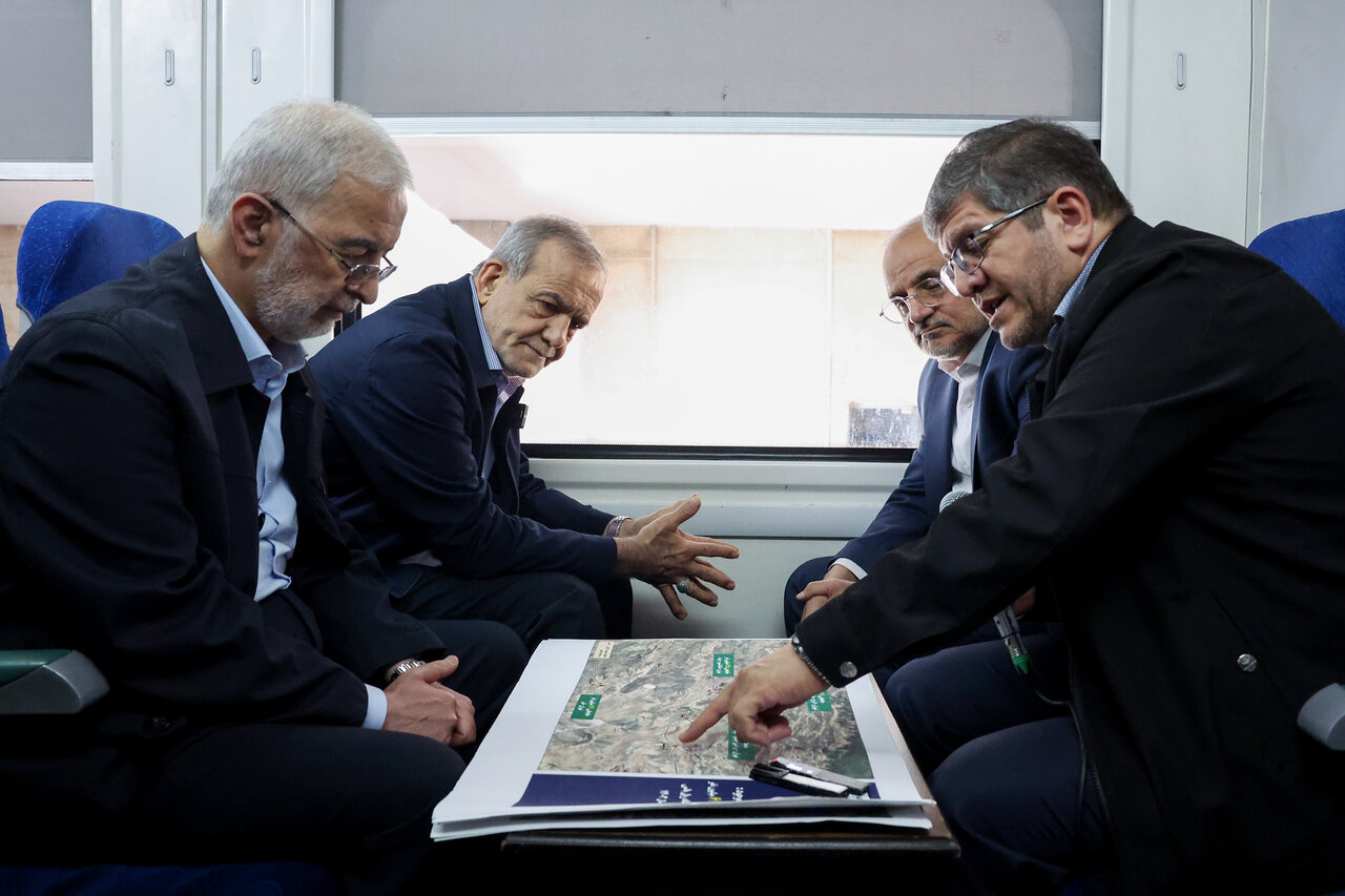 تصاویری خاص از پزشکیان هنگام بازدید از راهآهن تهران + عکس