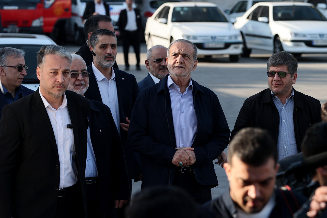 تصاویری خاص از پزشکیان هنگام بازدید از راهآهن تهران + عکس