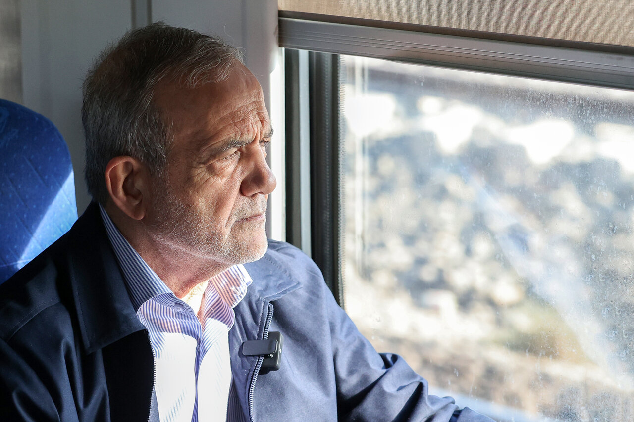 تصاویری خاص از پزشکیان هنگام بازدید از راهآهن تهران + عکس