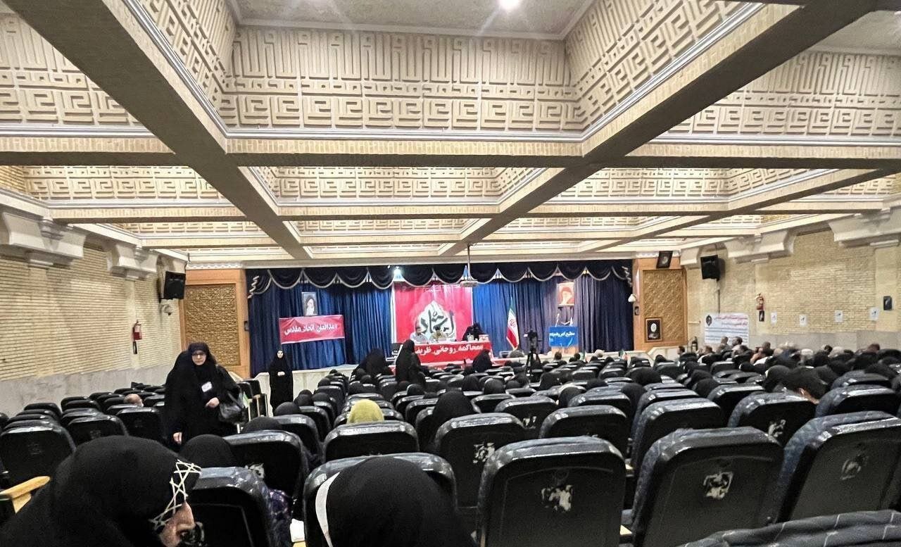 صندلیهای خالی و سخنرانان عجیب همایش محاکمه ظریف و روحانی + تصویر