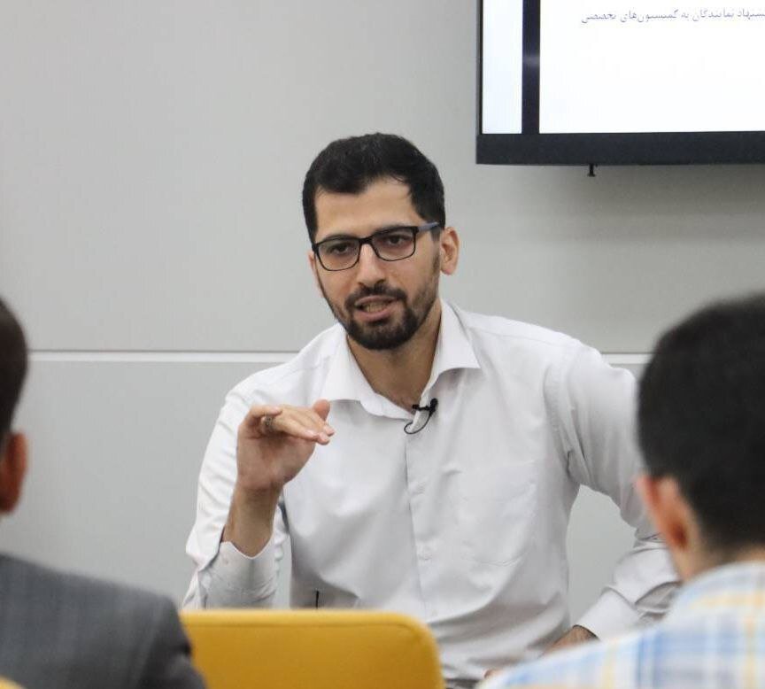 معماریان: کسری بودجه غیرقابل تامین ۴۰۰ هزار میلیارد تومان خواهد شد / دولت باید برای افزایش حقوق مناسب کارمندان تدبیری بیابد