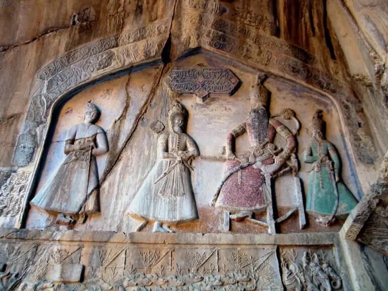 خاطرات ناصرالدینشاه: ران اسب حجاریشده در طاقبستان را نمیدانم کدام پدرسوخته شکسته است