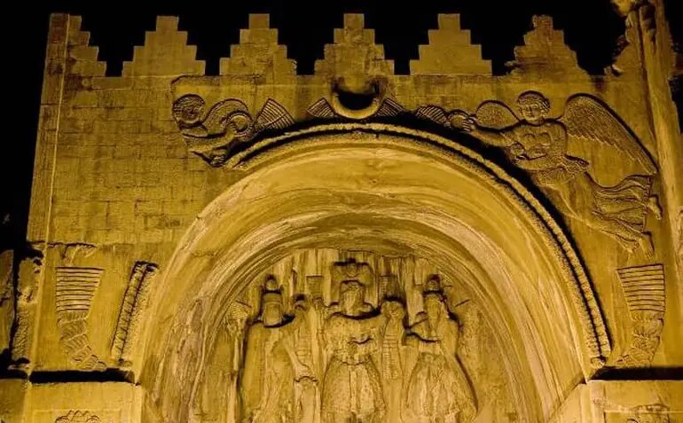 خاطرات ناصرالدینشاه: ران اسب حجاریشده در طاقبستان را نمیدانم کدام پدرسوخته شکسته است