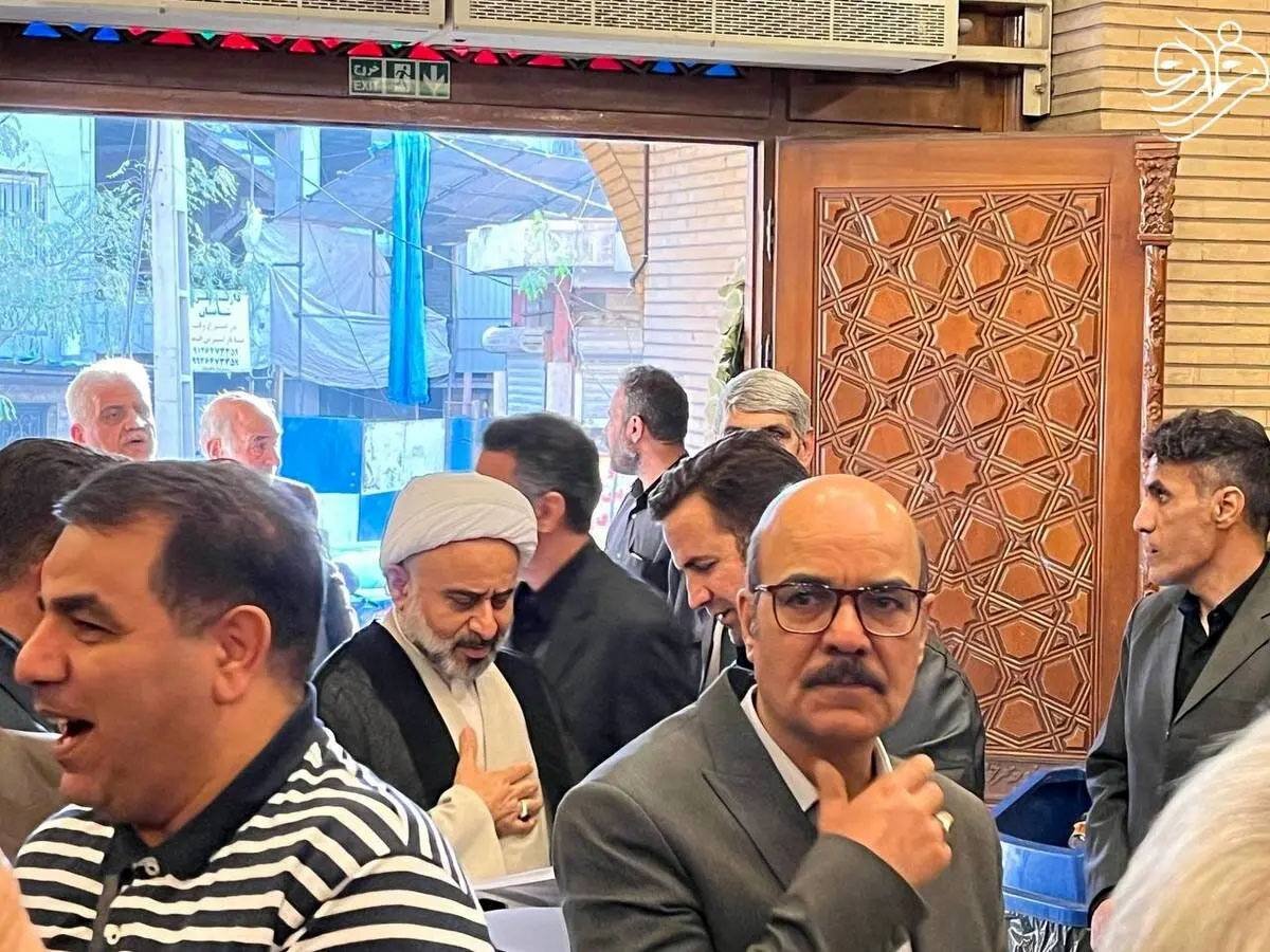 ازدحام بی‌سابقه در مراسم ختم برادر تاجزاده؛ از حضور محمدرضاخاتمی و بهزاد نبوی تا گپ و گفت مهدی هاشمی با عبدالله نوری + تصاویر