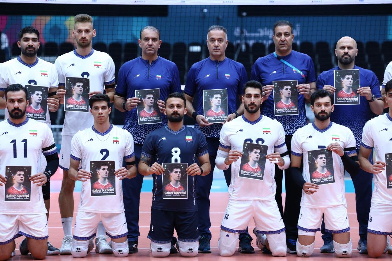 عکس| صابر کاظمی در کنار والیبالیست‌های ایران در ریاض