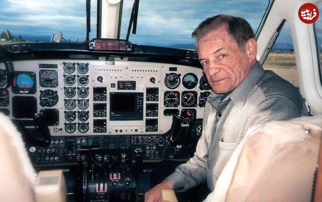 عکس/ رضا بیک‌ایمان‌وردی در کابین یک خلبان؛ دهه ۷۰