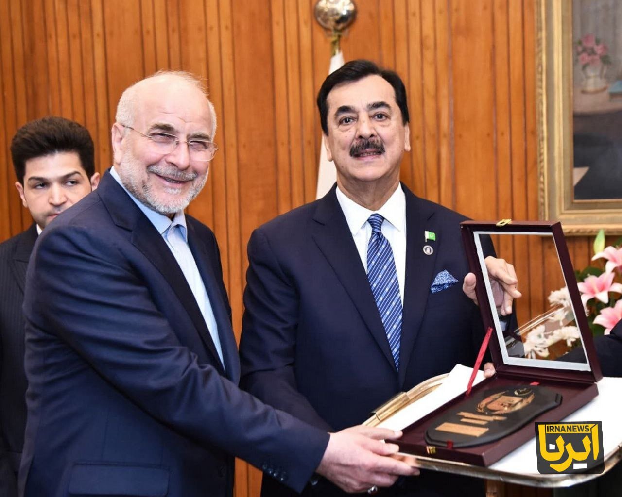 هدیه خاص و نفیس قالیباف به رئیس مجلس سنای پاکستان + عکس