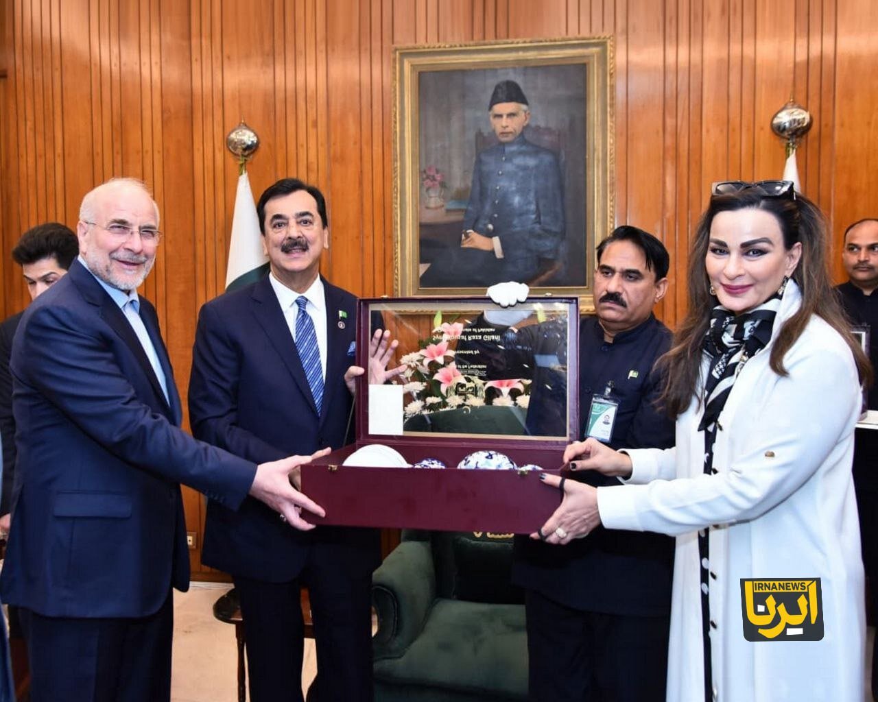 هدیه خاص و نفیس قالیباف به رئیس مجلس سنای پاکستان + عکس